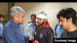 Пакистанга кайтып барга студенттер.