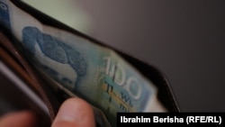 Një kartëmonedhë prej 100 dinarësh serbë. Fotografi ilustruese nga arkivi.