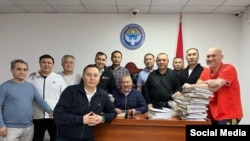 Кемпир-Абад иши боюнча айыпталгандар. Булардын көбү камакта, айрымдары жана сүрөттө жок башка саясатчы-активисттер үй-камагында.