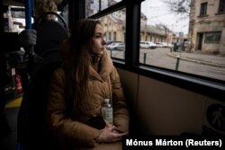 Pas një dite provash, Muromtseva udhëton me autobus për në shtëpi.