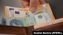 Kartëmonedha prej 100 dinarësh serb dhe kartëmonedha të valutës euro. Fotografi ilustruese. 