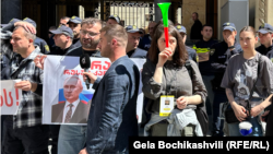 ჟურნალისტების დიდი ნაწილი პარლამენტში არც 16 აპრილს შეუშვეს, როცა "აგენტების კანონი" პლენარულ სხდომაზე პირველი მოსმენით განიხილებოდა. 16 აპრილი, 2024 წელი. 