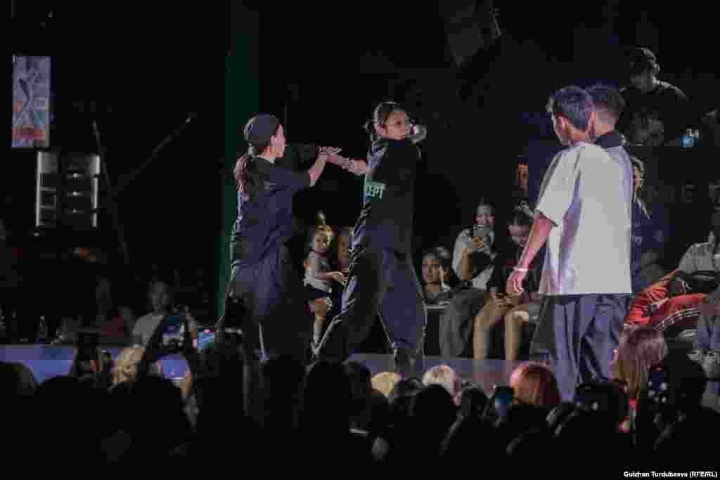 Заманбап бийде кыздар менен уландар аралашып же бири-бири менен атаандашып бийлейт.&nbsp;