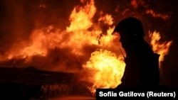 Орус армиясынын соккусунан кийин тутанган тилсиз жоо менен күрөшүп жаткан өрт өчүрүүчү. 10-февраль, 2024-жыл. Архивдеги сүрөт.

