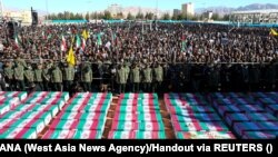 مراسم نماز جنازه قربانیان انفجارات روز چهارشنبه در شهر کرمان ایران 