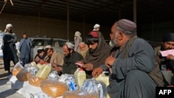 با آنکه موسسات امداد رسان روند توزیع کمک های بشری را در افغانستان ادامه داده اند٬ اما گفته میشود که مقدار این کمک ها اندک است و در برخی از موارد افراد نیازمند به این کمک ها دسترسی ندارند.