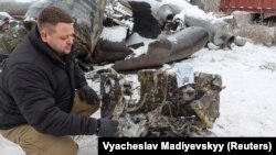 უკრაინის პროკურატურის წარმომადგენელი ათვალიერებს რუსეთის მიერ გამოყენებული, სავარაუდოდ, ჩრდილოეთკორეული რაკეტის ფრაგმენტებს ხარკოვში