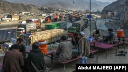 په تورخم کې د مېوو او سبزیو لېږدوونکي ډرېوران له پولې د اوښتو لپاره انتظار باسي - د ۲۰۲۴ز کال د جنورۍ ۱۶مې انځور.