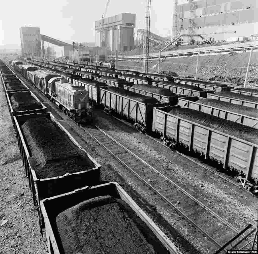 Vagona treni të ngarkuar me qymyr në Jakutsk në Lindjen e Largët të Rusisë Sovjetike. Pjesa më e madhe e pasurisë së hidrokarbureve të Bashkimit Sovjetik shtrihej nën rajone të shkretuara të Siberisë, ndërsa popullsia e tij ishte e përqendruar kryesisht në rajonet perëndimore të vendit. Ishte një moment kur rreth 40 për qind e të gjithë transportit hekurudhor sovjetik merrej me transportin e qymyrit në termocentralet e tij.