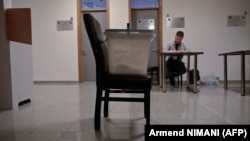 Glasačka kutija na stolici na biračkom mestu u Severnoj Mitrovici, Kosovo, 21. april 2024.