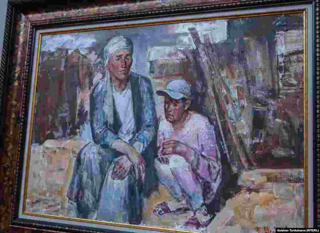 Сүрөтчү Таалайбек Усубалиевдин&nbsp;2021-жылдын 28-29-апрелинде жана 1-майда болгон куралдуу жаңжалдан кийинки баткендик качкындардын туррмушун тарткан эмгеги. Сүрөт "Баткендин сыздоосу" деп аталат.