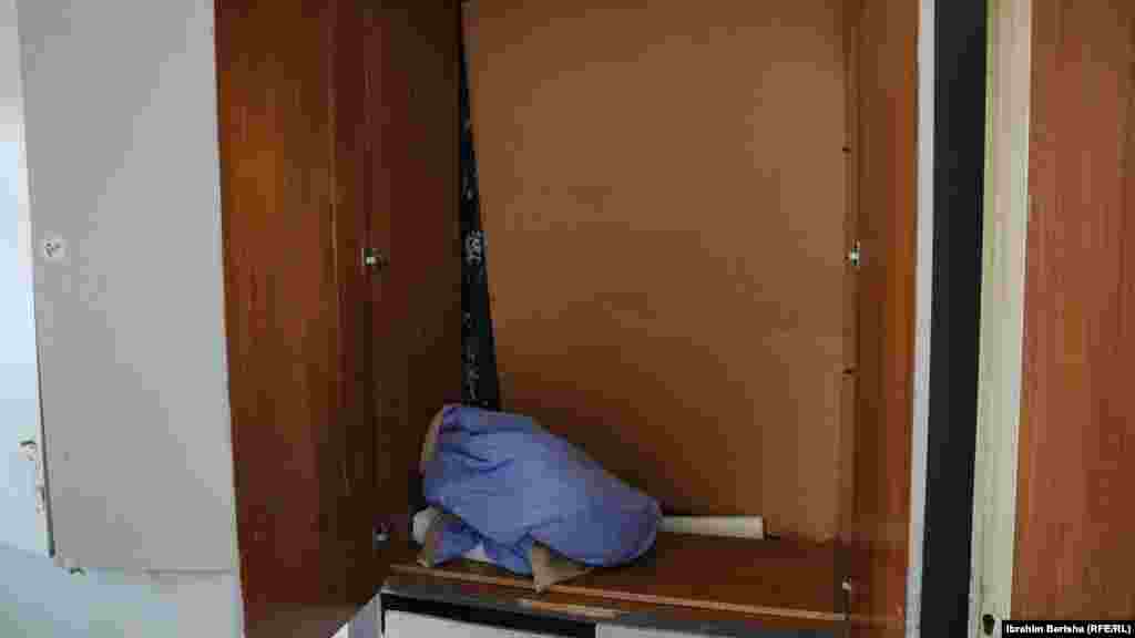 Dollapë të vjetër e me dyer të prishura.&nbsp;