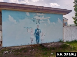 Një mural jashtë bazës ajrore ushtarake të fshatit.