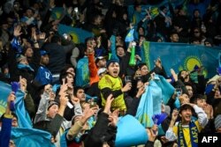 Словениямен ойынға келген қазақстандық жанкүйерлер.