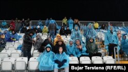 Një numër shumë i vogël i tifozëve shkuan në Stadiumin Fadil Vokrri, i cili zë 14 mijë tifozë.