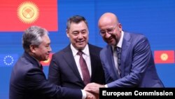 Кыргызстандын тышкы иштер министри Жээнбек Кулубаев, Кыргызстандын президенти Садыр Жапаров, Европа Кеңешинин төрагасы Шарль Мишель, Брюссел, 25-июнь, 2024-жыл.