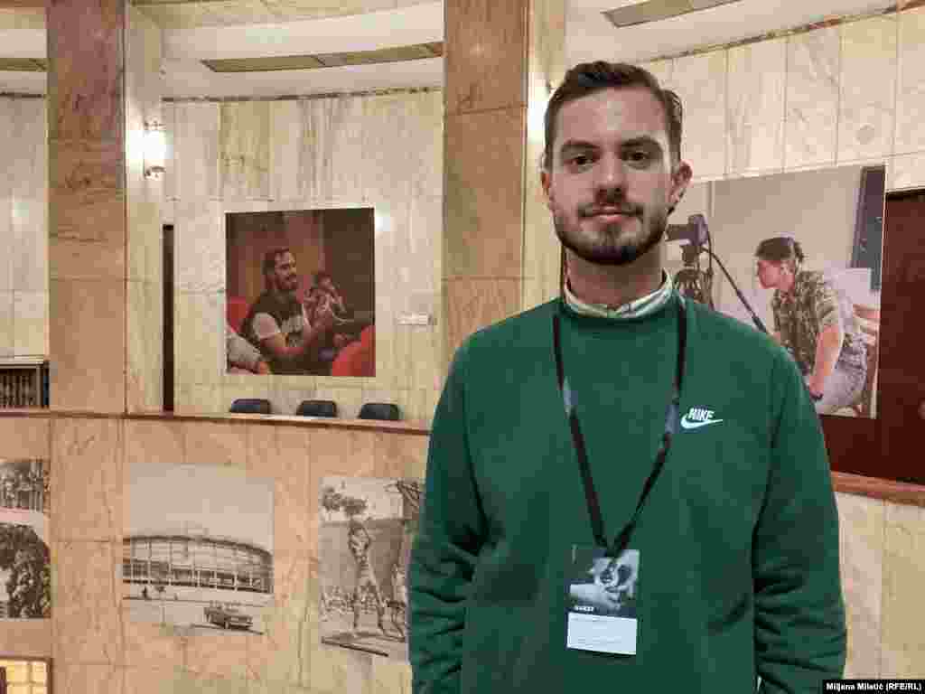 Dženis Behljulji (Xhenis Behluli), student informatike sa Kosova učesnik je projekta "How do I see you?" odnosno "Kako te vidim?" koji povezuje mlade iz Srbije i sa Kosova kroz film. U Beogradu, gde učestvuje na multimedijalnoj izložbi u sklopu istoimenog projekta, otvorenoj tokom filmskog festivala Slobodna zona, za Radio Slobodna Evropa (RSE) kaže da je glavni deo projekta bila socijalizacija i razbijanje stigme što su uradili kroz snimanje filmova i druge aktivnosti. "Bilo je to dobro iskustvo jer uvek koristim priliku da steknem srpske prijatelje jer smo kroz našu nedavnu istoriju dosta bili razdvojeni. Dakle, možda ne možemo sve da popravimo, ali možemo imati neka prijateljstva koja mogu da dovedu do bolje budućnosti", kaže Dženis. &nbsp;