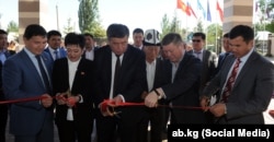 Сооронбай Жээнбеков и Марат Турсунбеков на открытии «Карагата». Фото взято с сайта «Айыл банка».