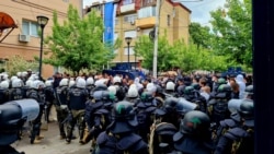 Dhunë, të shtëna e gaz lotsjellës pas intervenimit të KFOR-it 
