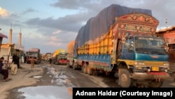 د لارې بندېدو له وجې د کرښې دواړو خواو ته په مالونو بار سلګونه ګاډي ایسار پاتې ول ـ د مارچ ۲۲مې انځور.