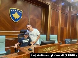 Mërgimtari Hysni Makovci me djalin e tij në sallën e Kuvendit të Kosovës