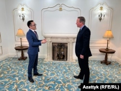 Британиянын тышкы иштер министри Дэвид Кэмерон "Азаттыктын" кабарчысы Кубат Касымбеков менен маектешип жаткан учур. 22-апрель, 2024-жыл.