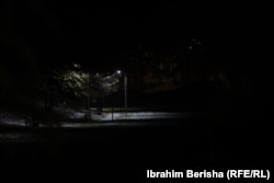 Errësira në Parkun e Gërmisë në orët e mëngjesit.