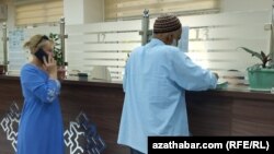 Sarp edilen elektrik energiýasy üçin töleg geçirmäge baran raýatlar (Illýustrasiýa suraty)