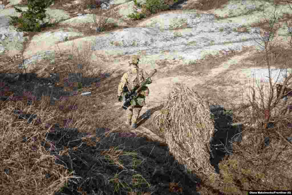 Doi soldați ucraineni apar pe traseu. Ca exemplu al impactului pe care îl pot avea lunetiștii asupra forțelor inamice, Elanski a relatat un incident petrecut în timpul luptelor de la Kupeansk, în nord-estul Ucrainei. &bdquo;Lunetistul nostru a lovit un soldat rus de la 800 de metri distanță, a spus el. Doar un singur glonț, dar ce s-a întâmplat? De-a lungul întregii lor linii de front, toți [rușii] și-au pus veste antiglonț și căști de protecție. În doar o singură zi! Aceasta este munca unui lunetist. El i-a făcut să fie neliniștiți. Și-au dat seama că aceasta nu este o bază de odihnă, că au venit pe un pământ străin unde nu sunt bineveniți.&rdquo;