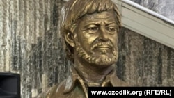 Rauf Parfi haykali shoirning 80 yilligi arafasida uning muxlislari yiqqan pul va YUZUK nodavlat tashkilotchiligi asosida yaratildi.