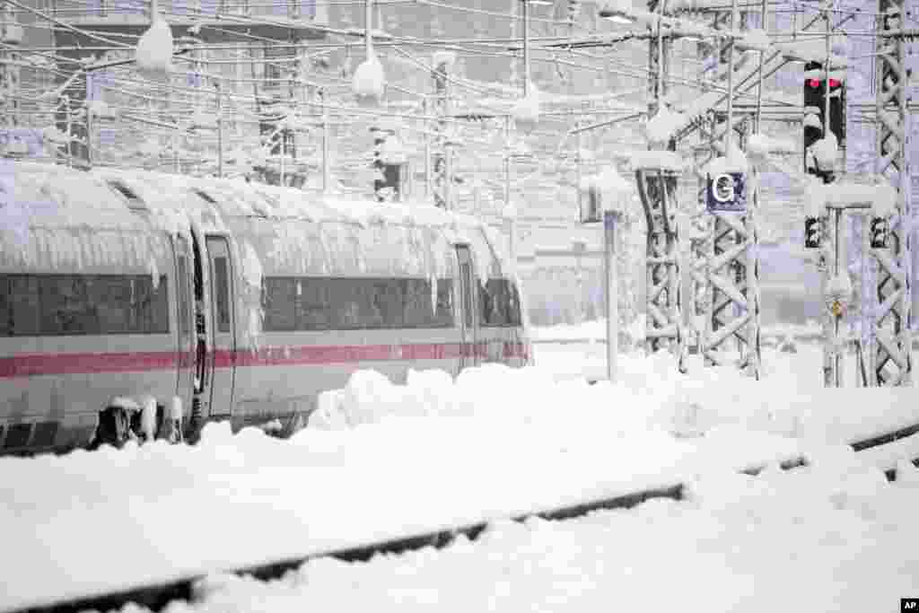 Мюнхендин башкы темир жол станциясында токтоп турган поезд. 2-декабрь, 2023-жыл. &nbsp;
