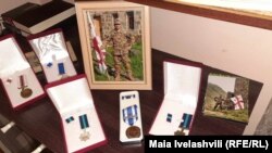 ოჯახი გაურკვეველ ვითარებაში გარდაცვლილ კაპრალს გლოვობს. 