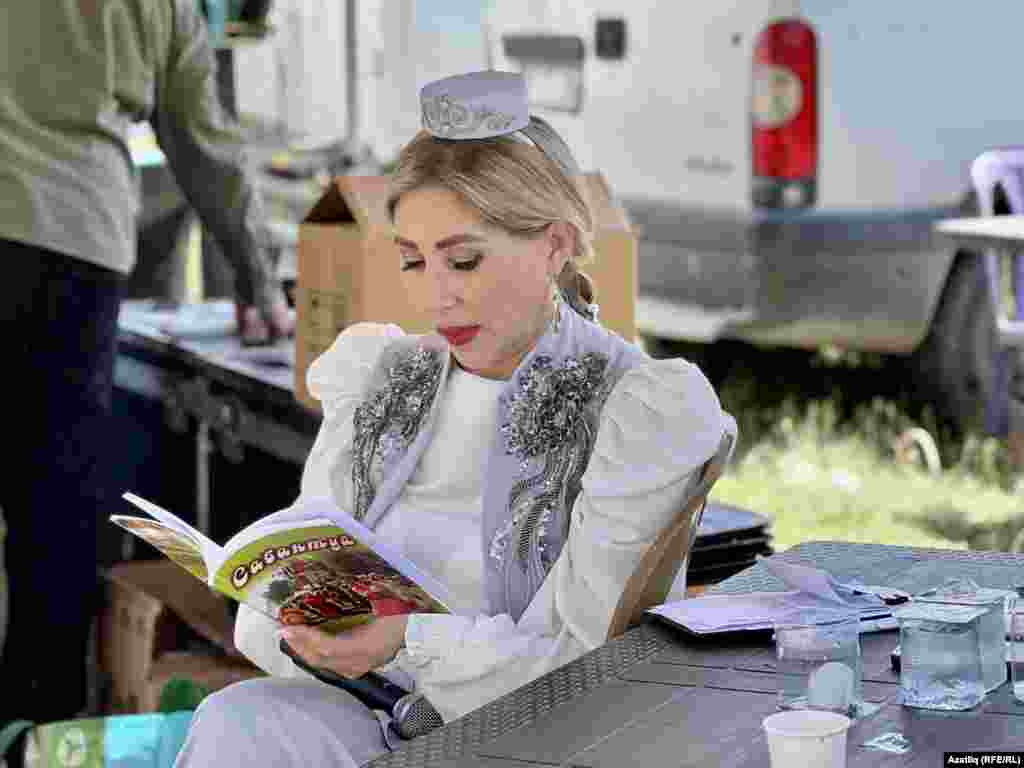 Татарстаннан алып баручы Айгөл Нәсыйбуллина чыгышына әзерләнә