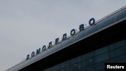 Как сообщает Русская служба Радио Свобода, московские аэропорты прекращали работу, задержали десятки рейсов, в том числе не смог сесть самолет премьер-министра Армении Никола Пашиняна