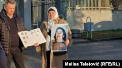 Porodice žrtava ispred Suda BiH u Sarajevu nakon izricanja prvostepene presude za ratni zločin u selu Zecovi, 22. decembar 2023. 