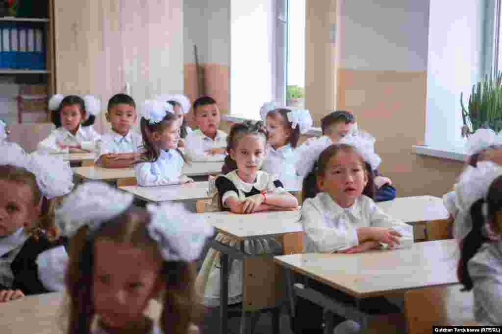 Жаңы окуу жылынын алгачкы күнү Кыргызстандын мектептеринде окуучуларга билим, мекен, достук, үй-бүлө, кесип тандоо темалары менен катар санариптештирүү тууралуу сабактар өткөрүлдү.