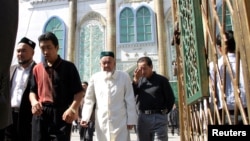 Үрүмчү, мечиттен чыгып келе жаткан уйгурлар. 2004-жылдын 12-сентябры.