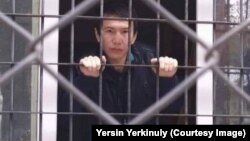 Украинадан Словакияга качып, чек арачылардын колуна түшкөн Эрсын Эркинулы камакта. Луцк, Украина. 2021-жыл.