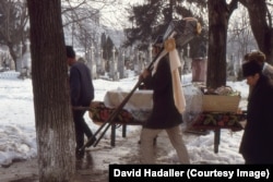 Iasi gonamçylygynda merhumy jaýlamaga barýanlar. 1988-nji ýylyň ýanwary