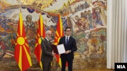 Стево Пендаровски, претседател на Северна Македонија, му го врачува мандатот за состав на преодна Влада на Талат Џафери, досегашен претседател на Собранието
