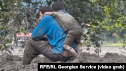 დავით ჯელაძე და სტიქიისას დაზარალებული ერთ-ერთი ბავშვი