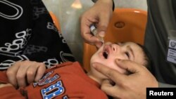 پېښور کې روغتياپالان يو ماشوم ته د پوليو د مخنيوي څاڅکي ورکوي ـ انځور له ارشيفه