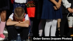 Trei sferturi dintre elevii din zonele sărace ale țării vin la școală nemâncați, potrivit Salvați Copiii. (imagine generică de la deschiderea de an școlar 2023-2024)