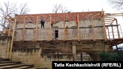 დარგის სპეციალისტები მიიჩნევენ, რომ ქუთაისში არასწორად მიმდინარეობს ოთხი საუკუნის წინანდელი ნაგებობის „ოქროს ჩარდახის“ რეკონსტრუქცია.