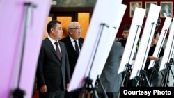 Президент Садыр Жапаров менен Исхак Масалиев Абсамат Масалиевдин 90 жылдыгына арналган иш-чарада. 