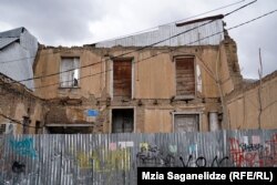 ახლა ამ სახლის მხოლოდ ერთ ბინაშიღა ცხოვრობენ - ორსართულიანი, აივნიანი ხის სახლი, რომელიც ამ ფასადის მიღმა, "იტალიური ეზოს" პრინციპით არის გაშენებული, დეფორმირებულია. 22 იანვარი, 2024 წელი