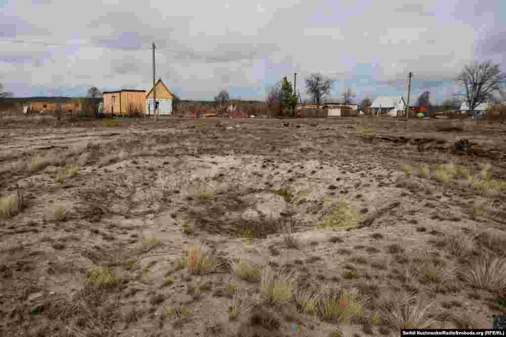 Fotografia e parë: Ushtarë ukrainas duke inspektuar një autoblindë të shkatërruar ruse, në Teterviske. Fotografia e dytë: Përveç gropës, në vendin ku u dogj automjeti ushtarak rus më 2022 nuk ka pothuajse asnjë gjurmë të luftimeve.