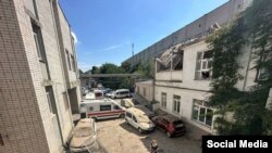 Херсондогу орус армиясынын соккусунан жабыркаган оорукананын короосу. 1-август, 2023-жыл. 