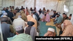 په چمن کې د نه خوړلو احتجاج ځینې ګډونوال د قران سیپارې لولي - د جنورۍ ۲۱مې انځور.