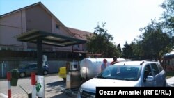 Un bucureștean alimentează la o stație GPL aflată în imediata vecinătate a unei pensiuni care are și restaurant și terasă. Conform legii, distanța dintre cele două puncte de lucru ar trebui să fie de cel puțin 20 de metri.
